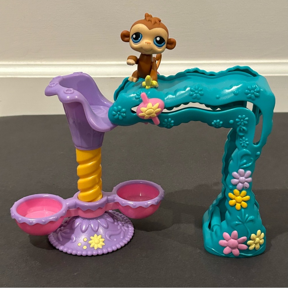 Littlest Pet Shop Twirl Around Treehouse w/ Monkey